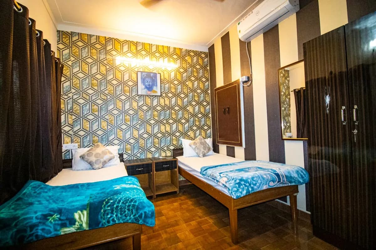 Twin room with two beds, air-conditioning and wardrobe for yoga teacher training students