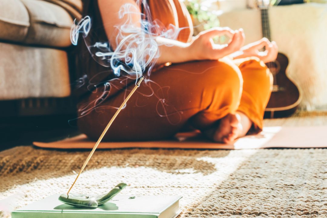 Beginner yoga class in Rishikesh by the Ganga